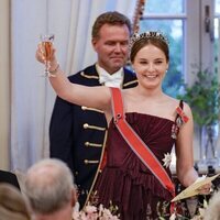 Ingrid Alexandra de Noruega brindando en la cena de gala por su 18 cumpleaños