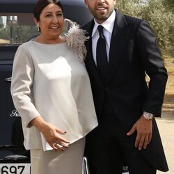 Jordi Alba posando con su madre tras su boda con Romarey Ventura