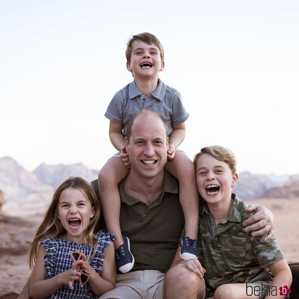 El Príncipe Guillermo y sus hijos el Príncipe George, la Princesa Charlotte y el Príncipe Louis en un divertido momento en Jordania