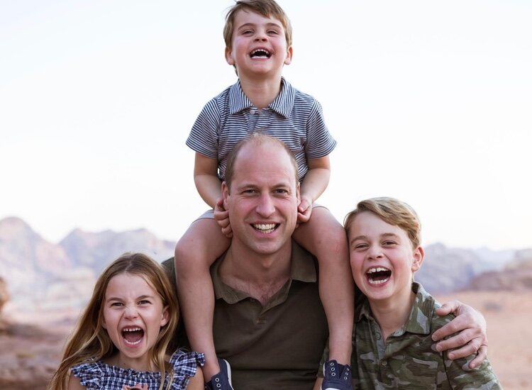 El Príncipe Guillermo y sus hijos el Príncipe George, la Princesa Charlotte y el Príncipe Louis en un divertido momento en Jordania