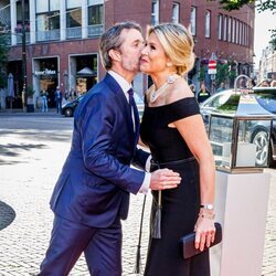 Federico de Dinamarca besa a Máxima de Holanda en una cena en Grote Kerk