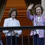 La Reina Sofía y SIlvia de Suecia saludando desde el balcón del Ayuntamiento de Salamanca