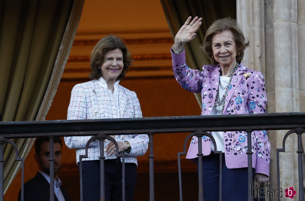 La Reina Sofía y SIlvia de Suecia saludando desde el balcón del Ayuntamiento de Salamanca