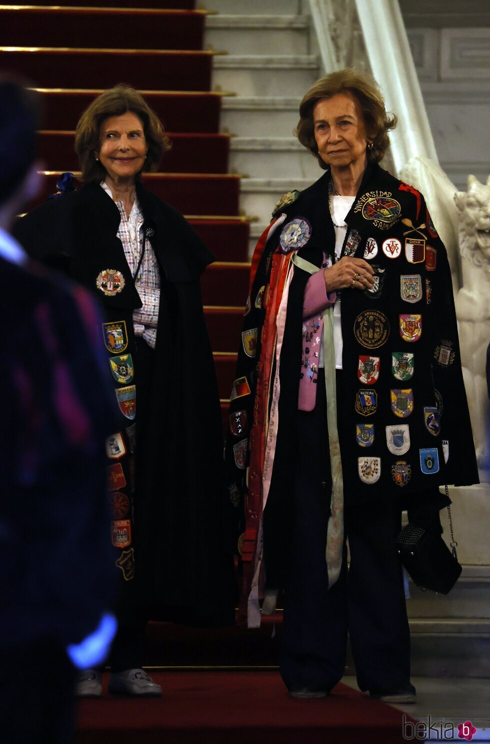 La Reina Sofía y Silvia de Suecia con capas de tuno en Salamanca