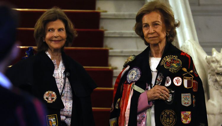 La Reina Sofía y Silvia de Suecia con capas de tuno en Salamanca