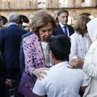 La Reina Sofía hablando con un niño en la Plaza Mayor de Salamanca