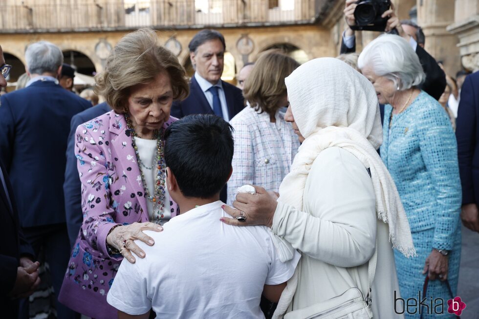 La Reina Sofía hablando con un niño en la Plaza Mayor de Salamanca