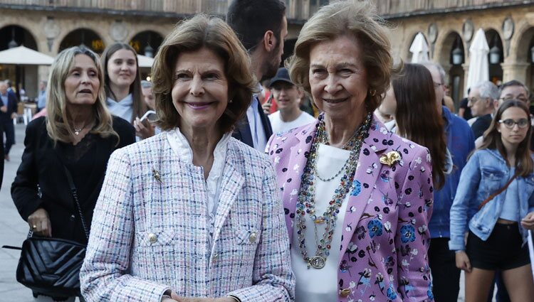 La Reina Sofía y Silvia de Suecia en la Plaza Mayor de Salamanca