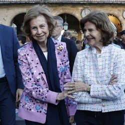 La Reina Sofía y Silvia de Suecia, muy cómplices en la Plaza Mayor de Salamanca