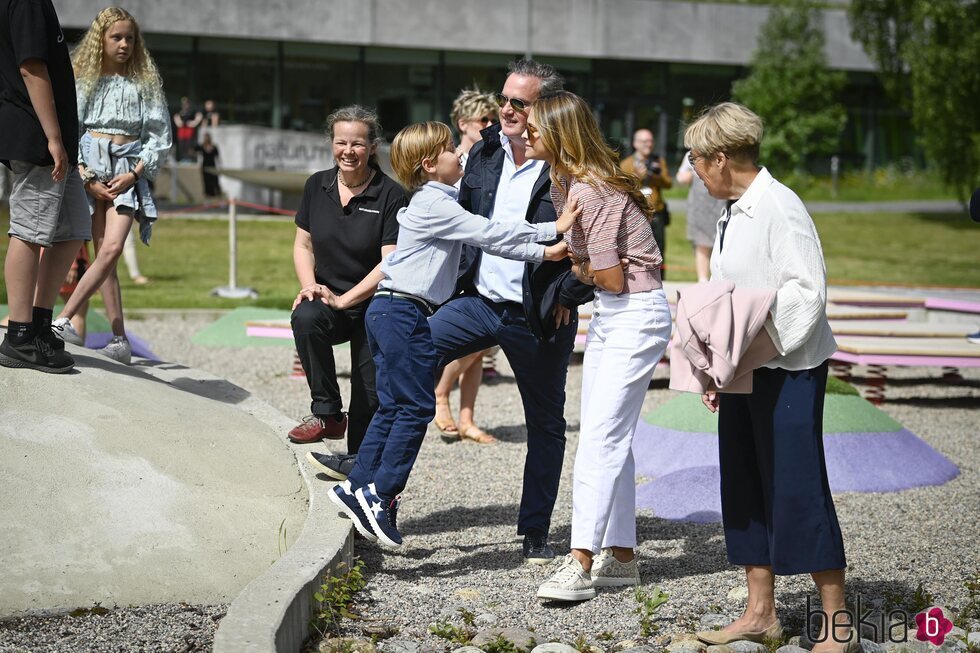 Nicolas de Suecia, muy cariñoso con sus padres en la inauguración del Discovery Park en Skuleberget