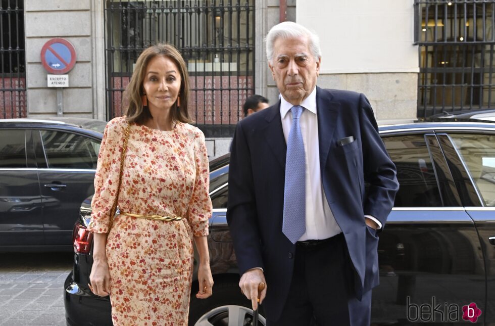 Isabel Preysler y Mario Vargas Llosa en una presentación