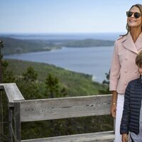 Magdalena de Suecia y su hijo Nicolas de Suecia en la inauguración del Discovery Park en Skuleberget