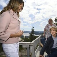 Nicolas de Suecia sonríe a Magdalena de Suecia en la inauguración del Discovery Park en Skuleberget
