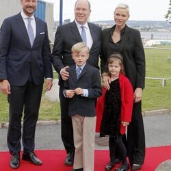 Haakon de Noruega, Alberto y Charlene de Mónaco y Jacques y Gabriella de Mónaco en la inauguración de una exposición en Oslo