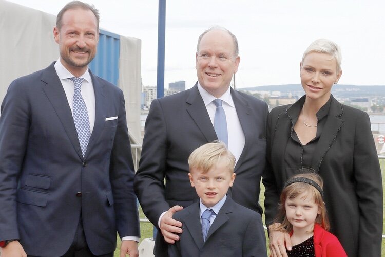 Haakon de Noruega, Alberto y Charlene de Mónaco y Jacques y Gabriella de Mónaco en la inauguración de una exposición en Oslo