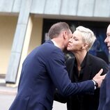 Haakon de Noruega y Charlene de Mónaco dándose un beso en la inauguración de una exposición en Oslo