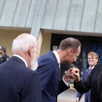 Haakon de Noruega saluda a Charlene de Mónaco en presencia de Alberto de Mónaco en la inauguración de una exposición en Oslo