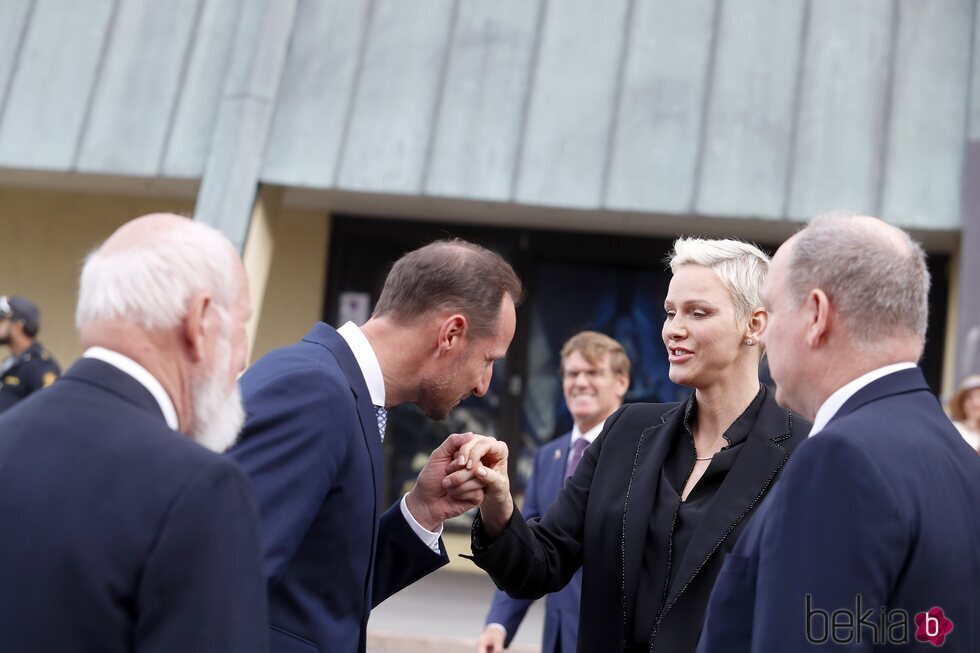 Haakon de Noruega saluda a Charlene de Mónaco en presencia de Alberto de Mónaco en la inauguración de una exposición en Oslo