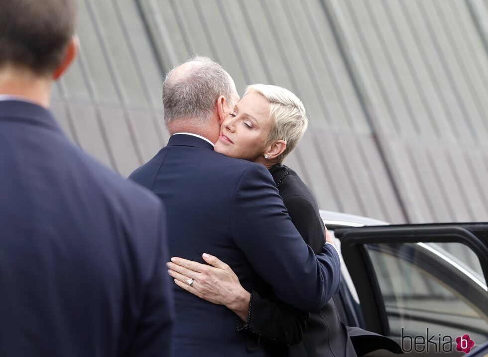 Alberto y Charlene de Mónaco abrazándose en la inauguración de una exposición en Oslo