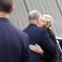 Alberto y Charlene de Mónaco abrazándose en la inauguración de una exposición en Oslo
