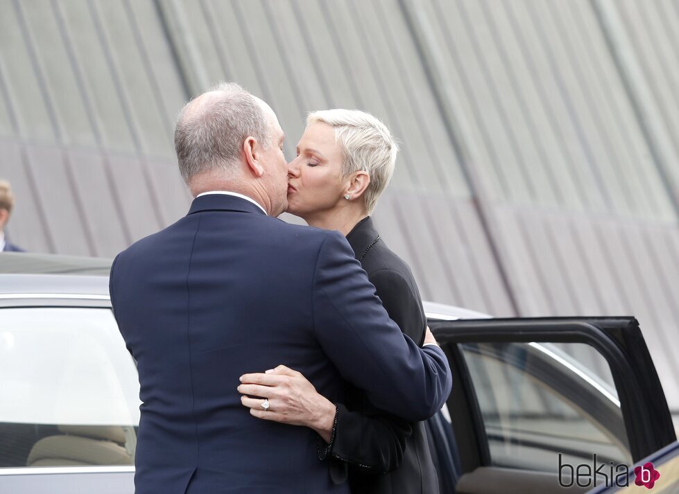 Alberto y Charlene de Mónaco besándose en la inauguración de una exposición en Oslo