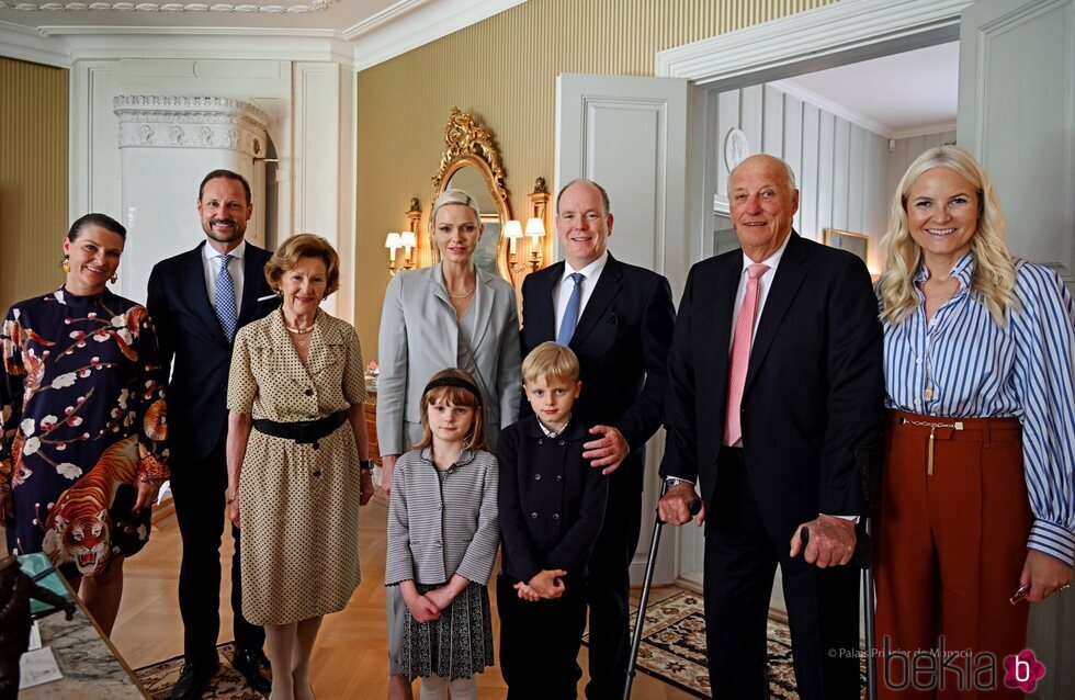 Alberto y Charlene de Mónaco y sus hijos con Harald y Sonia de Noruega, Haakon y Mette-Marit de Noruega y Marta Luisa de Noruega en un almuerzo