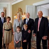 Alberto y Charlene de Mónaco y sus hijos con Harald y Sonia de Noruega, Haakon y Mette-Marit de Noruega y Marta Luisa de Noruega en un almuerzo