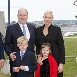 Alberto y Charlene de Mónaco y sus hijos Jacques y Gabriella de Mónaco en la inauguración de una exposición en Oslo