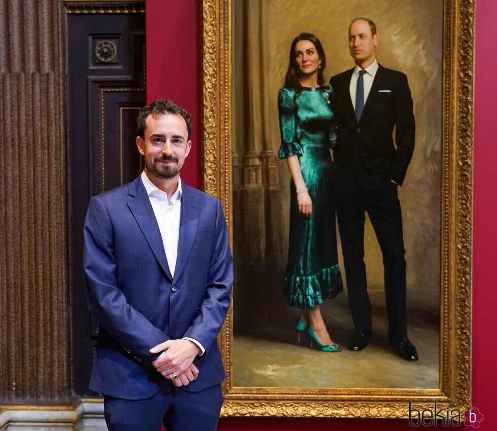 El artista Jamie Coreth ante el primer retrato conjunto del Príncipe Guillermo y Kate Middleton
