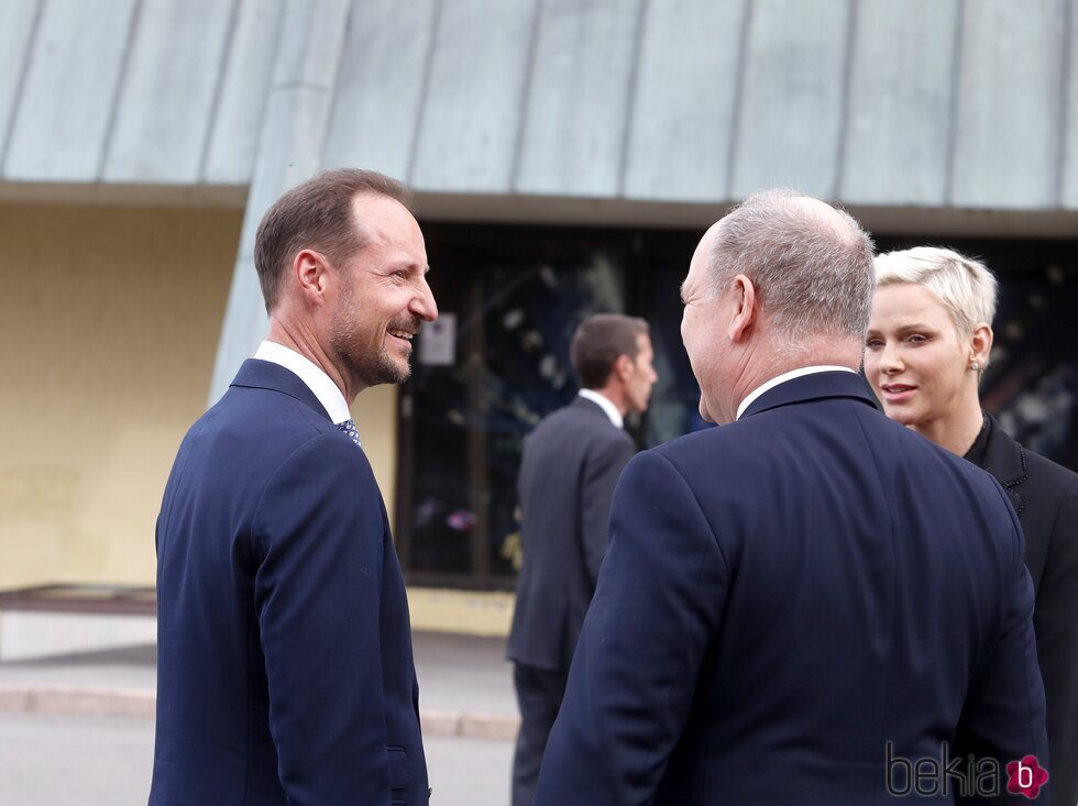 Haakon de Noruega y Alberto y Charlene de Mónaco, muy cómplices en la inauguración de una exposición en Oslo