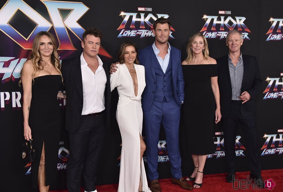 Chris Hemsworth con Elsa Pataky y su familia en el estreno de 'Thor: love and thunder'
