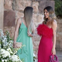Laura Matamoros y Marta Castro hablan en la boda de Dani Carvajal y Daphne Cañizares
