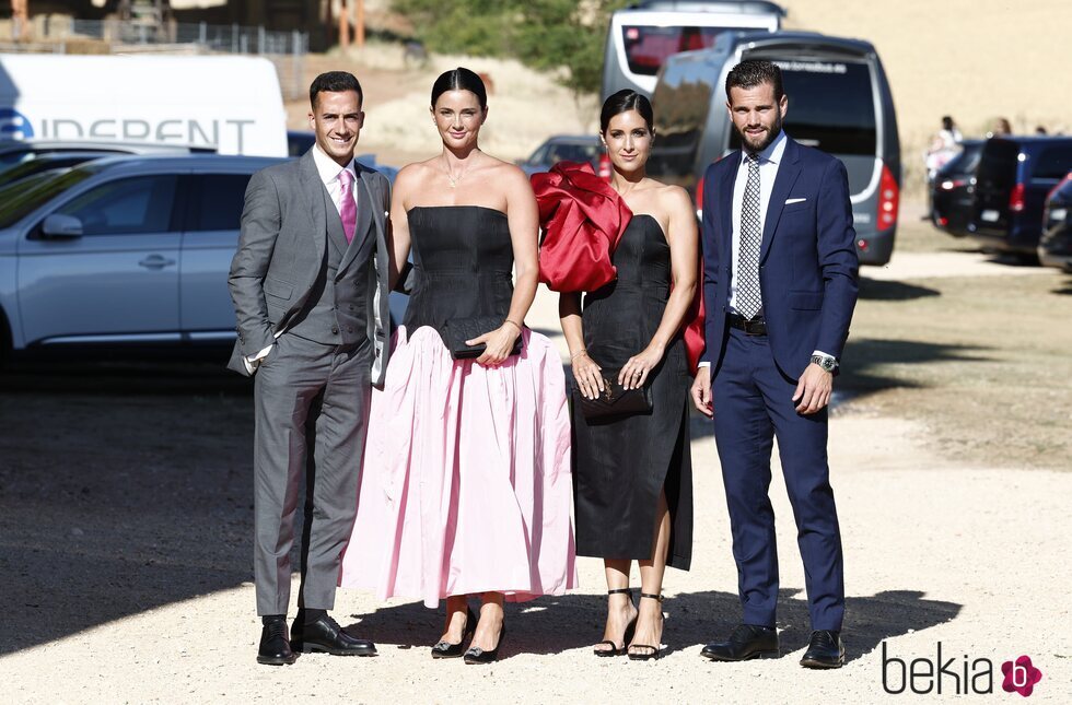 Lucas Vázquez y Nacho con sus mujeres en la boda de Dani Carvajal y Daphne Cañizares