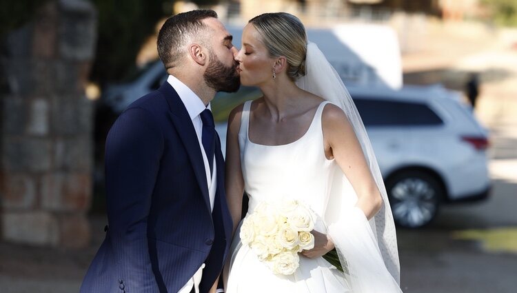 Dani Carvajal y Daphne Cañizares se besan tras su boda
