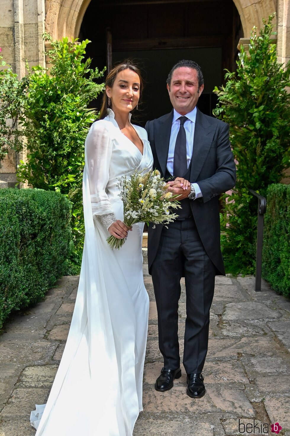Lucía Pombo y su padre antes de celebrar su boda con Álvaro López Huerta