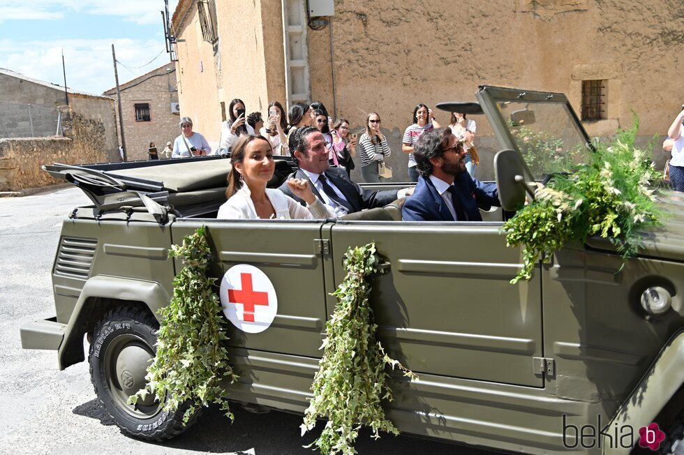 Lucía Pombo llega a su boda con Álvaro López Huerta en un coche histórico
