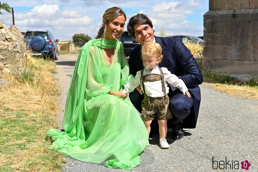María Pombo, Pablo Castellano y su hijo Martín en la boda de Lucía Pombo