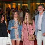 Los Reyes Felipe y Letizia y sus hijas Leonor y Sofía tras ver una obra de teatro