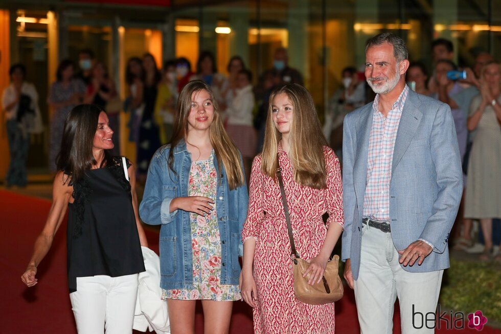 Los Reyes Felipe y Letizia y sus hijas Leonor y Sofía tras ver una obra de teatro