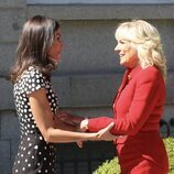 La Reina Letizia y Jill Biden se saludan en La Zarzuela
