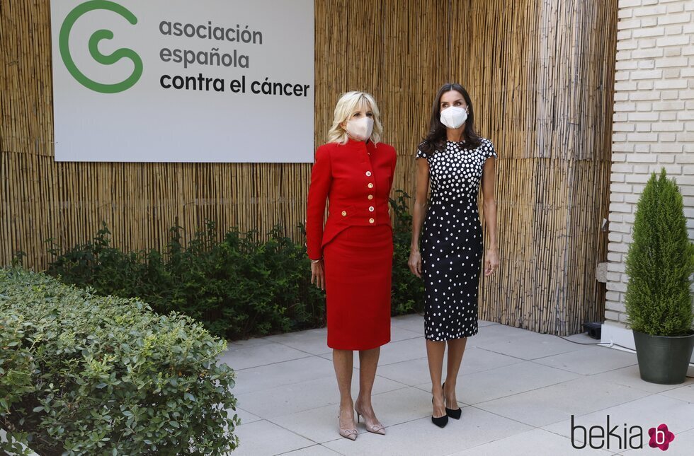 La Reina Letizia y Jill Biden en la sede de la Asociación Española Contra el Cáncer en Madrid