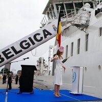 Elisabeth de Bélgica bautizando un barco en su primer acto oficial en solitario