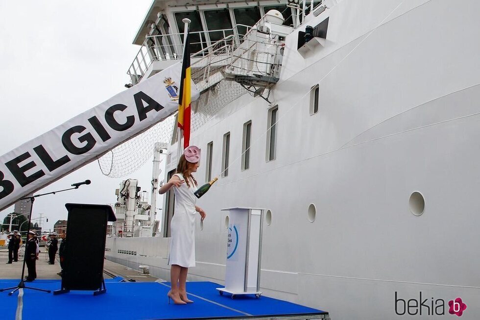 Elisabeth de Bélgica bautizando un barco en su primer acto oficial en solitario