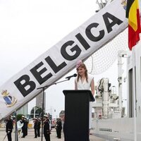 Elisabeth de Bélgica dando un discurso en su primer acto oficial en solitario