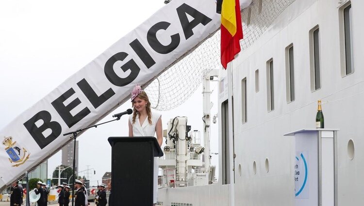 Elisabeth de Bélgica dando un discurso en su primer acto oficial en solitario