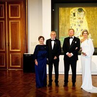 Guillermo Alejandro y Máxima de Holanda con el Presidente de Austria y su esposa ante 'El beso' de Gustav Klimt en el Palacio Belvedere de Viena