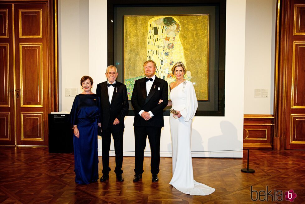 Guillermo Alejandro y Máxima de Holanda con el Presidente de Austria y su esposa ante 'El beso' de Gustav Klimt en el Palacio Belvedere de Viena