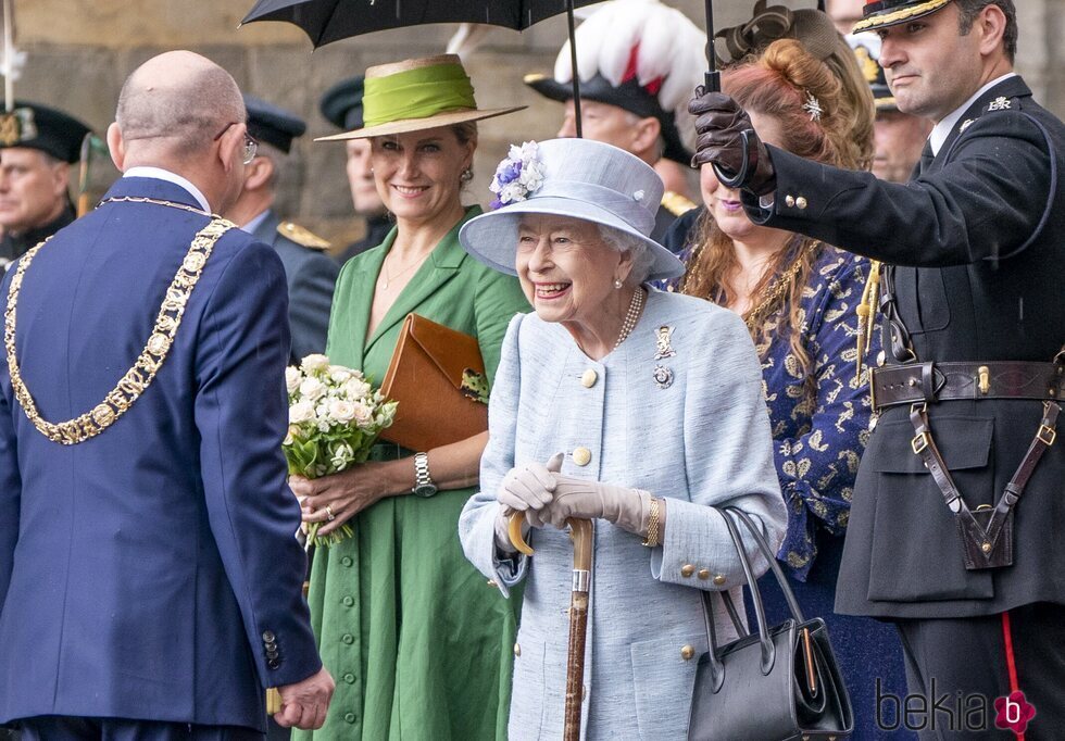 La Reina Isabel en la ceremonia de las llaves en el Palacio Holyroodhouse de Edimburgo junto a Sophie de Wessex