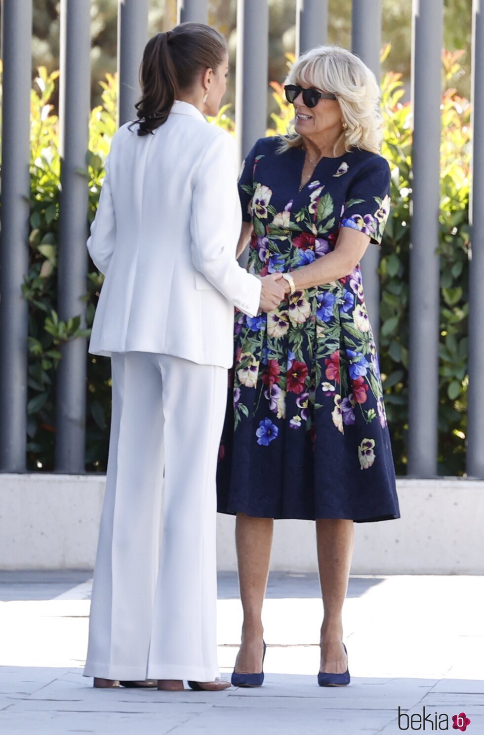 La Reina Letizia y Jill Biden saludándose en el Centro de Atención, Acogida y Derivación de refugiados ucranianos