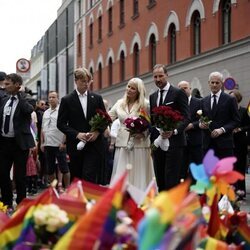 Haakon y Mette-Marit de Noruega y su hijo Sverre Magnus de Noruega en el homenaje a las víctimas del atentado homófobo en Oslo